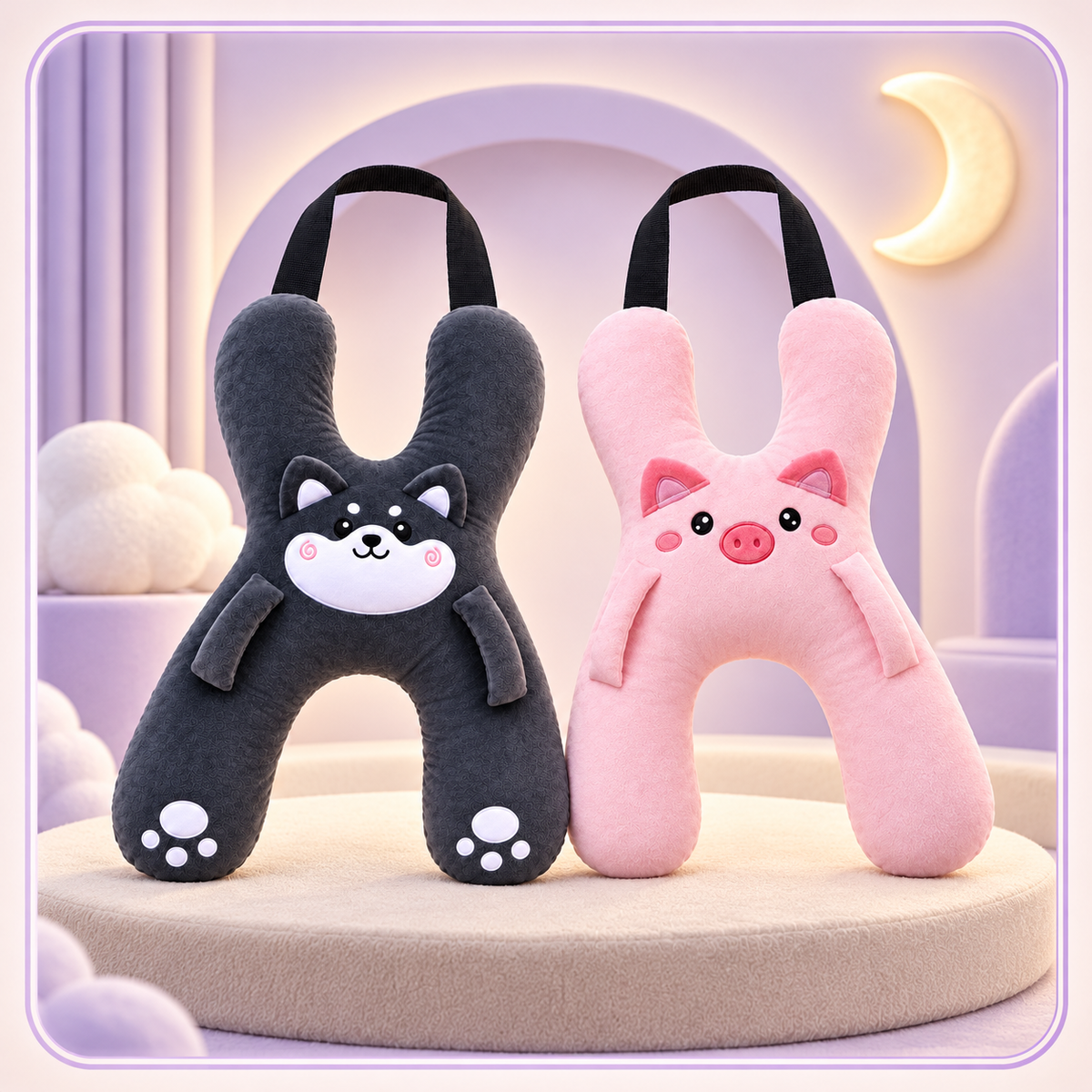 Cojines Dormizzo gatito negro y cerdito rosa, enmarcados en lavanda sobre un fondo de nubes y luna.